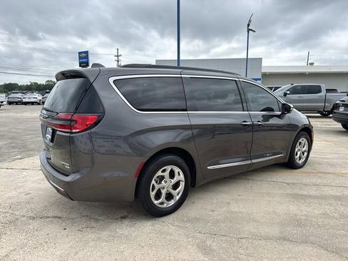 Used 2022 Chrysler Pacifica Limited AWD/4WD image 11
