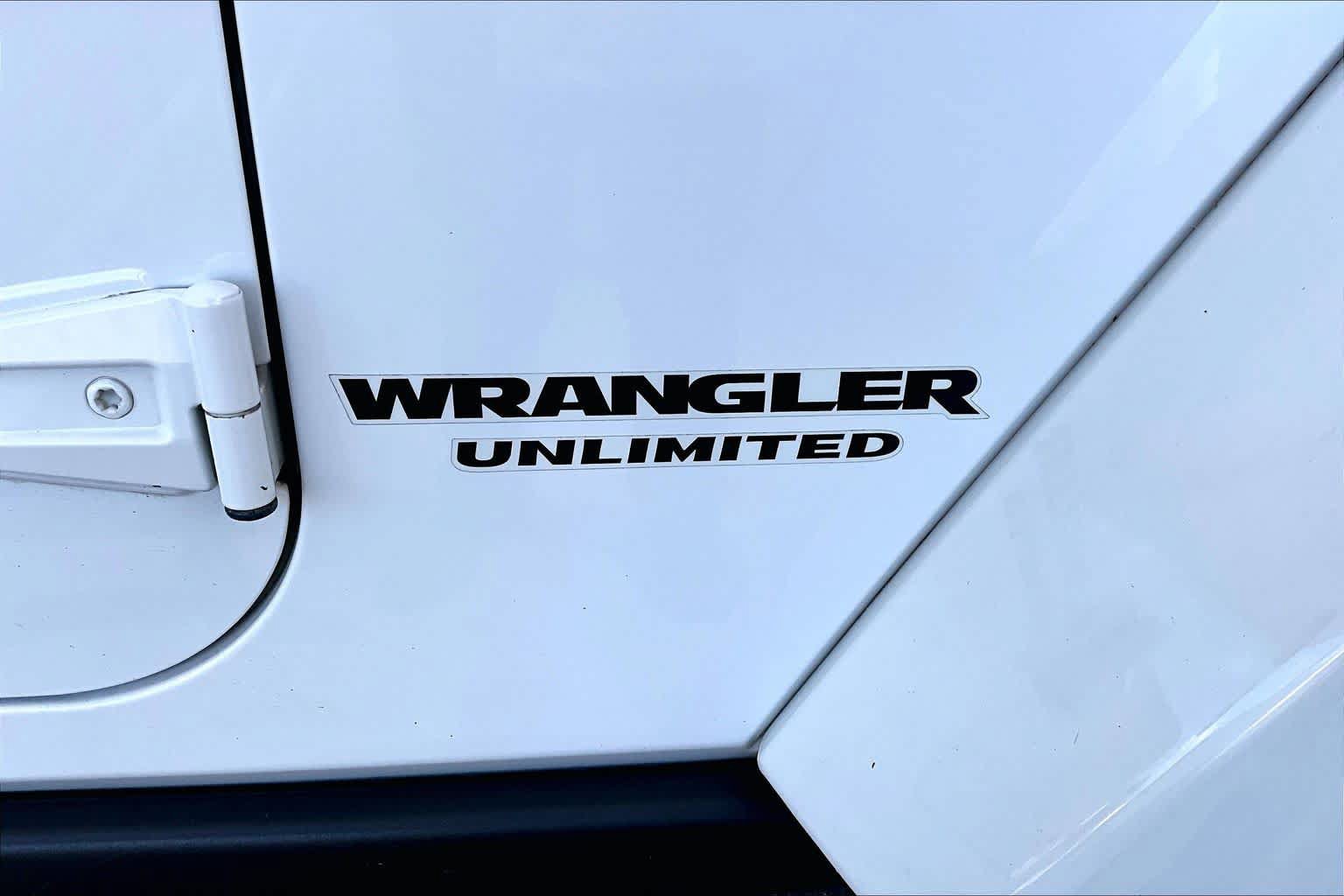Used 2014 Jeep Wrangler Unlimited Rubicon w/ Connectivity Group AWD/4WD image 10