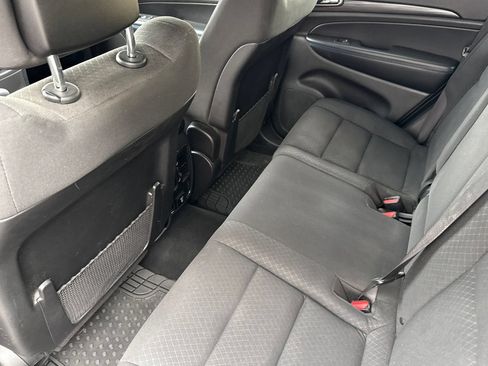 Used 2019 Jeep Grand Cherokee Laredo AWD/4WD image 12