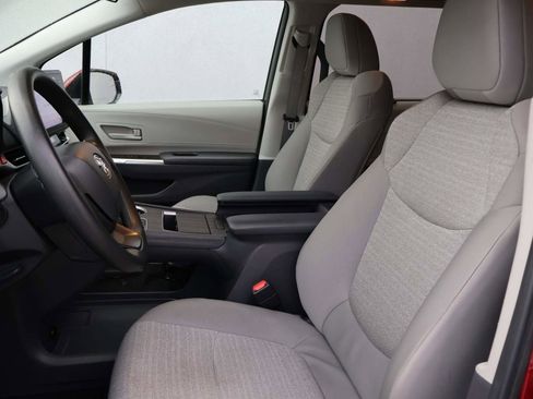 Used 2024 Toyota Sienna LE image 9