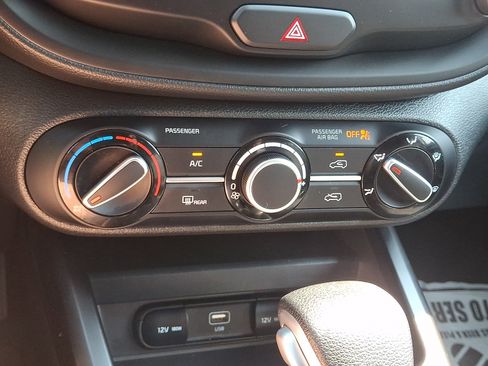 Used 2025 Kia Soul LX w/ LX Technology Package FWD image 15