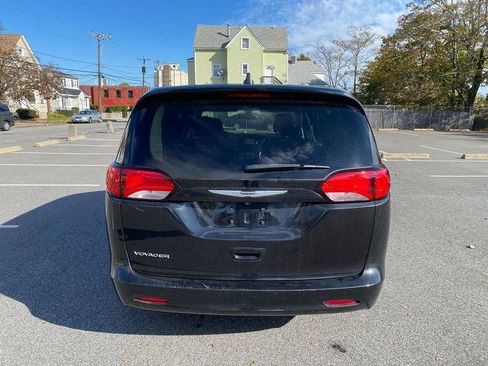 Used 2022 Chrysler Voyager LX image 6