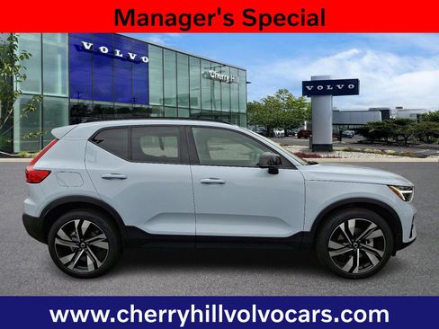 Certified 2025 Volvo XC40 B5 Plus w/ Protection Package Premier image 8