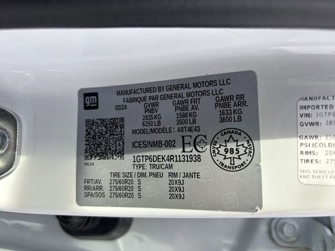 Used 2024 GMC Canyon AT4 w/ AT4 Premium Package image 34