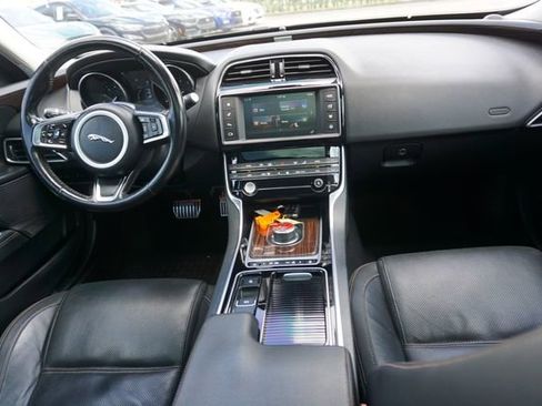 Used 2018 Jaguar XE Prestige image 5