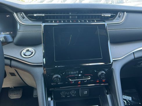 New 2025 Jeep Grand Cherokee L Altitude image 30