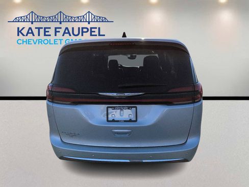 Used 2024 Chrysler Pacifica Touring-L image 6