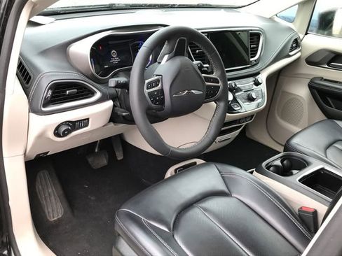 Used 2024 Chrysler Pacifica Select image 3