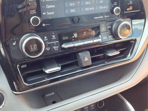 Used 2022 Toyota Highlander XLE FWD image 5
