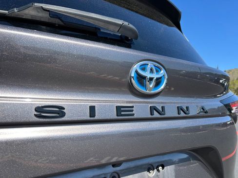 Used 2021 Toyota Sienna XSE w/ XSE Plus Package FWD image 32