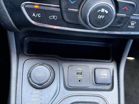 Used 2019 Jeep Cherokee Latitude w/ Popular Appearance Group AWD/4WD image 31