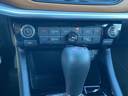 Certified 2025 Jeep Compass Limited image 36