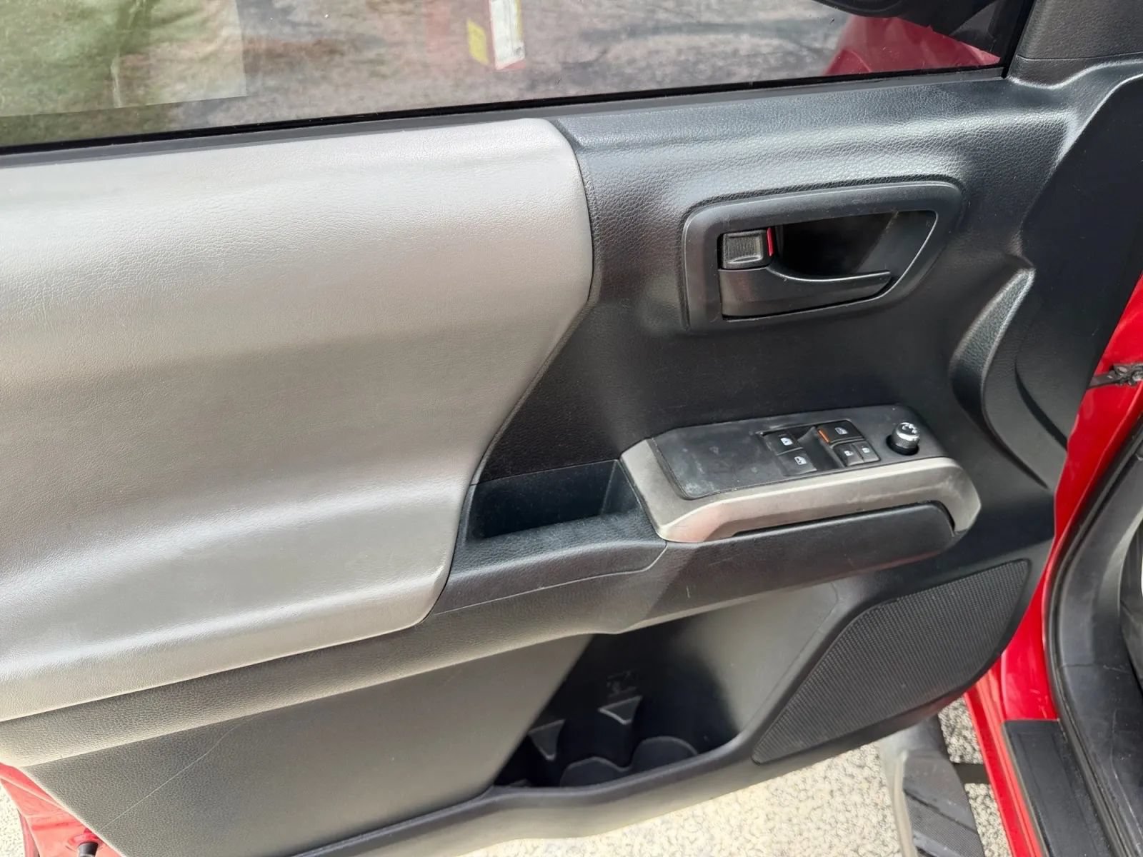 Used 2016 Toyota Tacoma SR5 AWD/4WD image 13