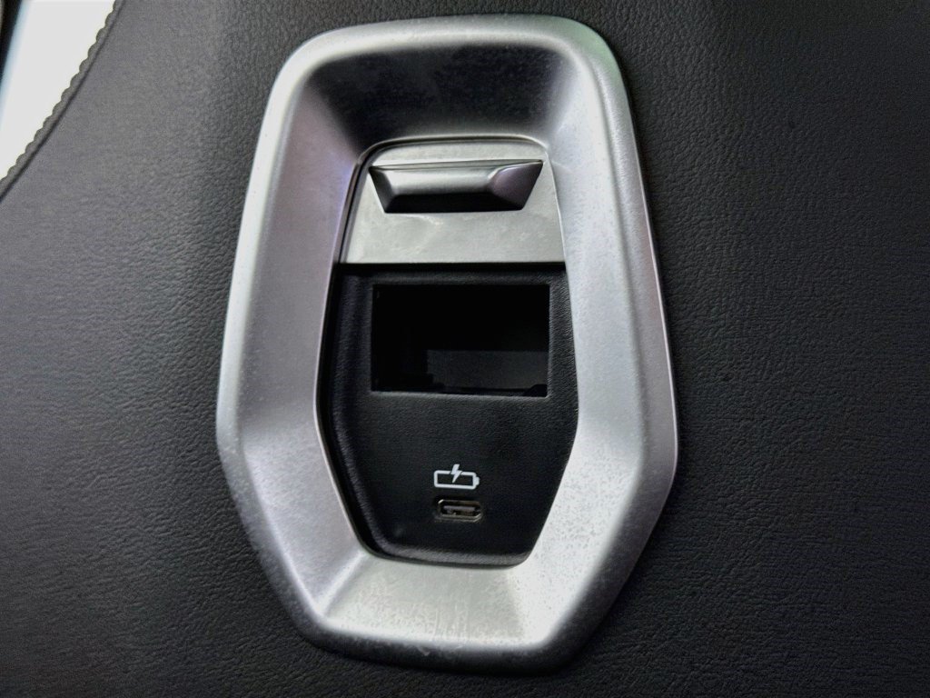 Used 2026 BMW 740i w/ Premium Package RWD image 41
