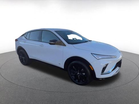 Used 2025 Buick Envista Sport Touring image 2