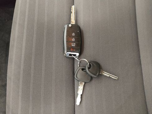 Used 2017 Kia Forte S image 32