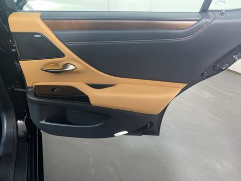 Certified 2025 Lexus ES 350 w/ Accessory Package (Z2) image 31