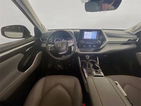 Used 2021 Toyota Highlander Limited image 19