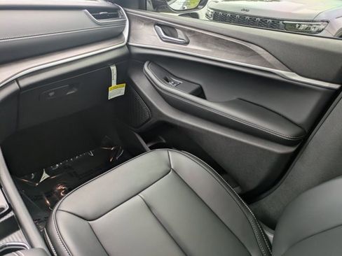 New 2025 Jeep Grand Cherokee L Limited w/ Black Appearance Package image 15