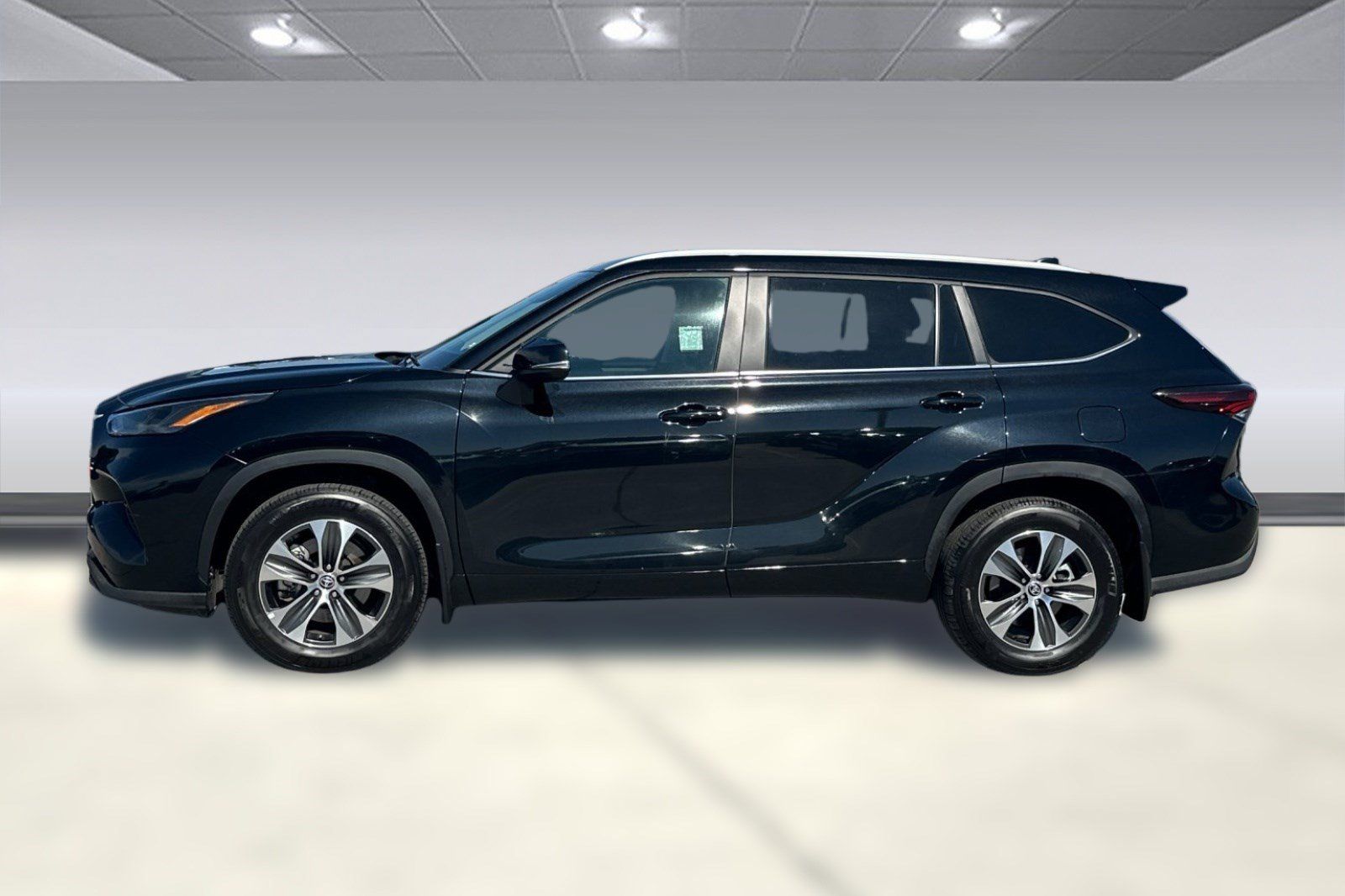 Used 2026 Toyota Highlander XLE AWD/4WD image 2