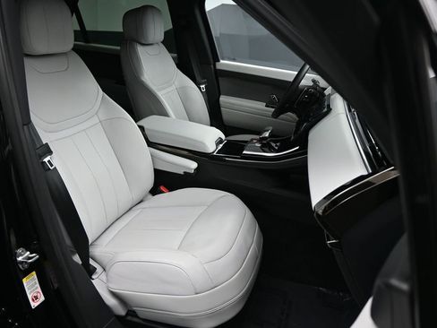 Used 2025 Land Rover Range Rover Sport SE AWD/4WD image 10