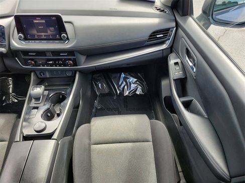Used 2024 Nissan Rogue SV image 16