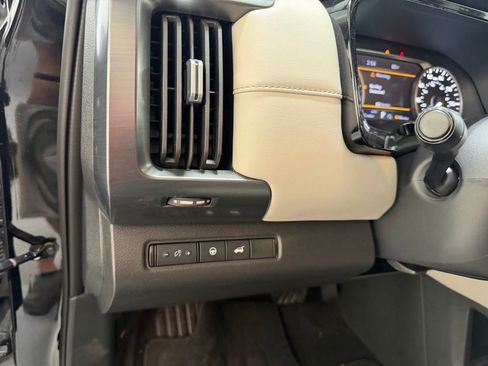 Used 2025 Nissan Pathfinder SL image 11