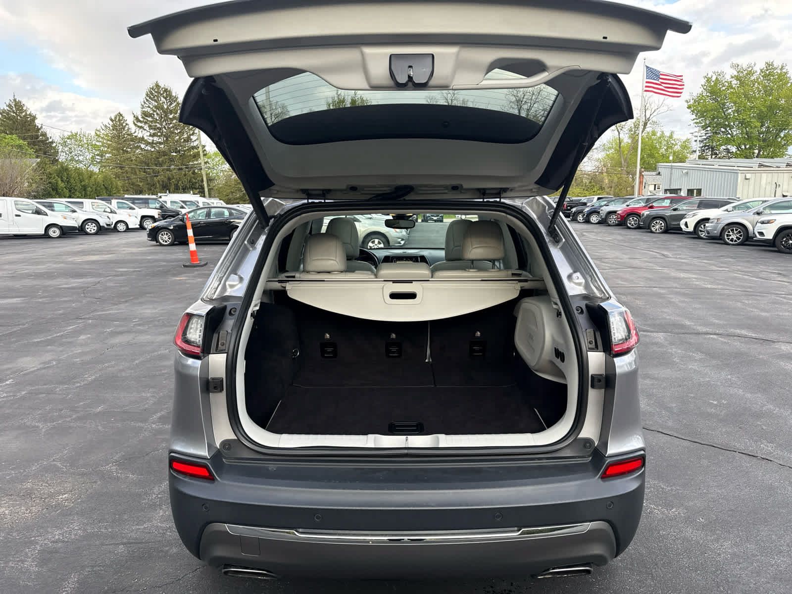 Used 2019 Jeep Cherokee Limited w/ Luxury Group AWD/4WD image 15