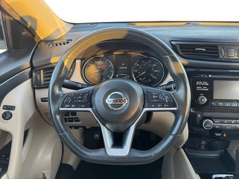 Used 2017 Nissan Rogue SV image 11