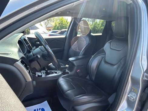 Used 2019 Jeep Cherokee Limited image 12