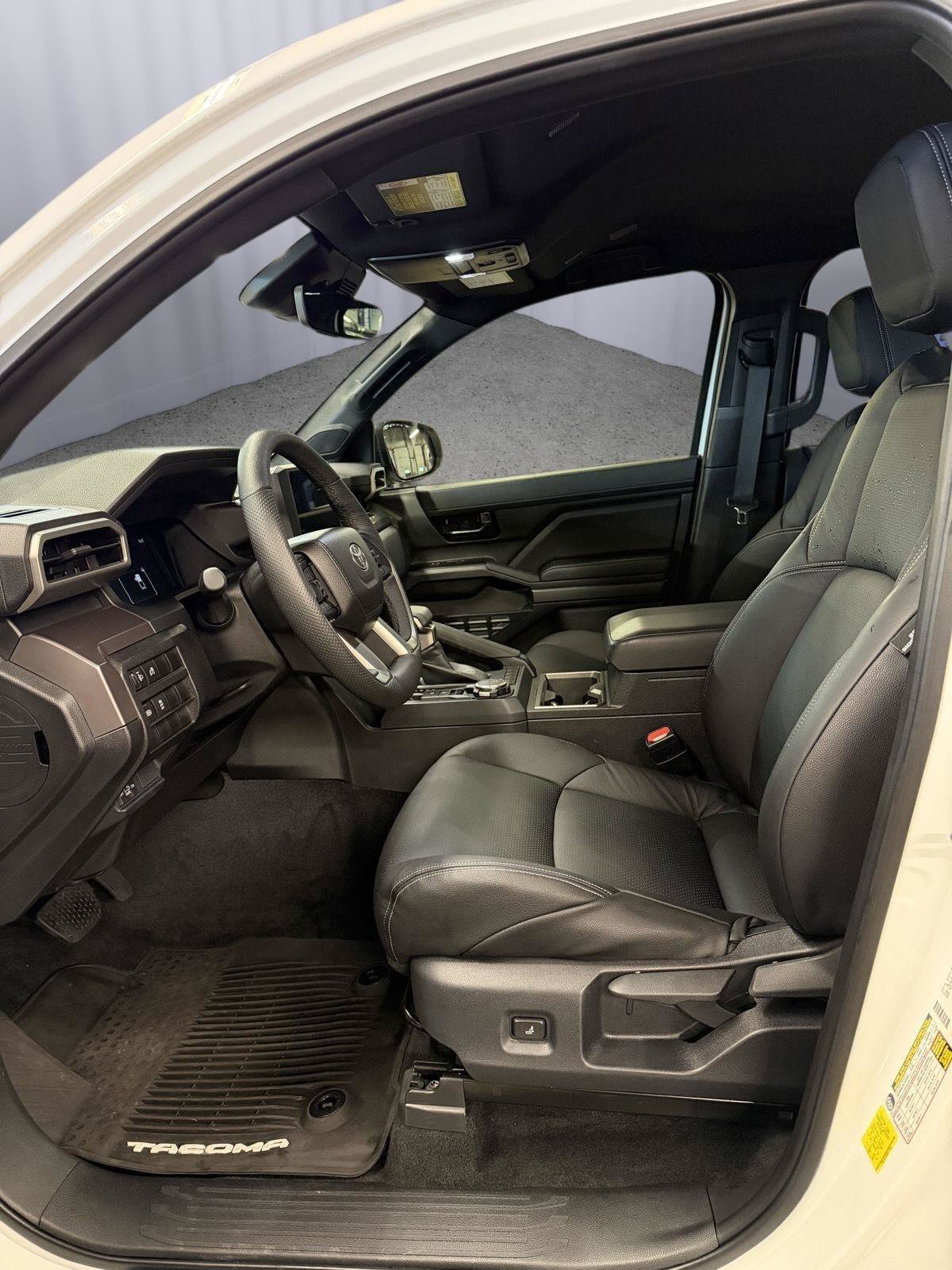 Used 2025 Toyota Tacoma SR5 AWD/4WD image 19