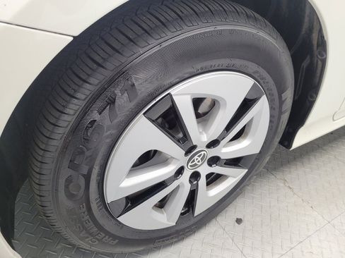 Used 2018 Toyota Prius Three image 31