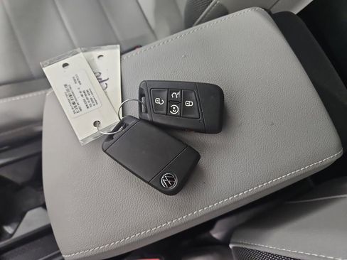 Used 2024 Volkswagen Taos SE image 31