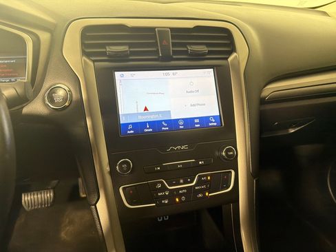Used 2019 Ford Fusion SE FWD image 16