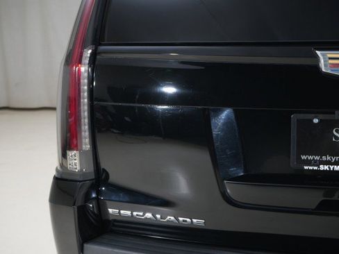 Used 2019 Cadillac Escalade Luxury w/ Escalade Sport Edition image 20