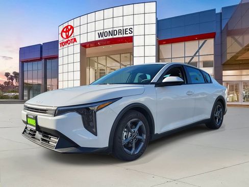 Used 2025 Kia K4 LXS image 2