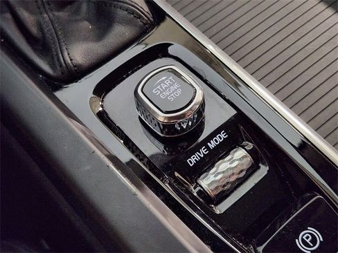 Used 2020 Volvo XC60 T5 Momentum w/ Protection Package Premier image 21