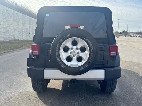 Used 2013 Jeep Wrangler Unlimited Sahara w/ Dual Top Group AWD/4WD image 4