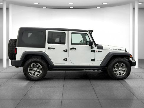 Used 2018 Jeep Wrangler Unlimited Rubicon w/ Connectivity Group image 8