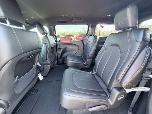 New 2026 Chrysler Pacifica Select image 25