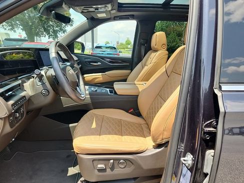 Used 2024 Cadillac Escalade Premium Luxury AWD/4WD image 13