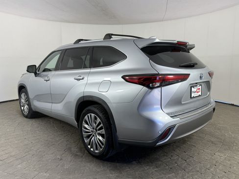 Used 2023 Toyota Highlander Platinum AWD/4WD image 5