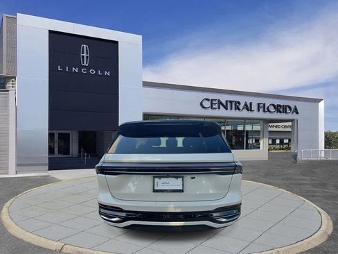 Used 2024 Lincoln Nautilus Reserve AWD/4WD image 5