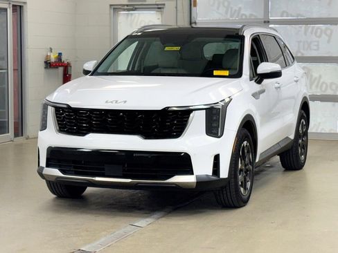 Used 2025 Kia Sorento S w/ Panoramic Sunroof Package FWD image 3