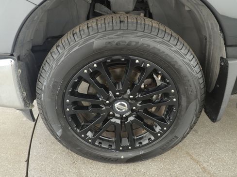 Used 2019 Nissan Titan SL image 7