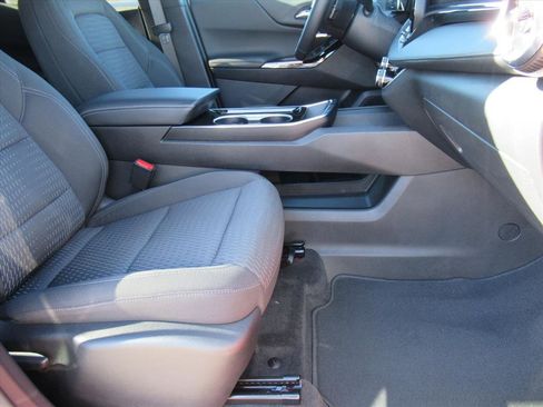 Used 2025 Chevrolet Equinox LT w/ Safety and Technology Package image 9