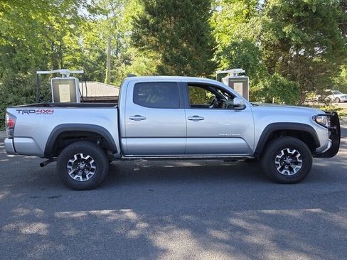 Used 2023 Toyota Tacoma TRD Off-Road w/ Technology Package AWD/4WD image 15
