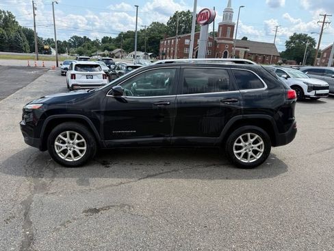 Used 2017 Jeep Cherokee Latitude w/ Cold Weather Group AWD/4WD image 5
