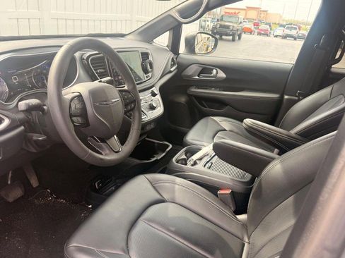 Used 2023 Chrysler Pacifica Touring-L w/ S Appearance Package image 9