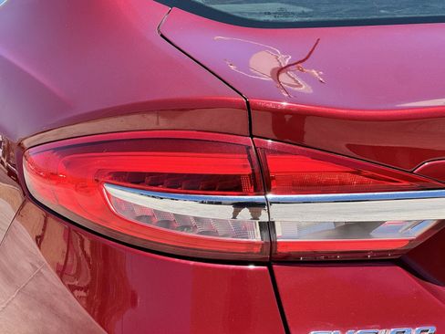 Used 2017 Ford Fusion SE w/ Fusion SE Technology Package FWD image 11